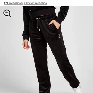 Juicy Couture  - Säljer mina fina juicy byxor, dom är storlek S och är ganska stora i storleken därför jag måste sälja dom för jag ska ha xs eller xxs i sånna här byxor, fick dom förra julen men nästan aldrig kommit till användning, mycket fint skick, hör av er vid intresse, nypris:780kr jag säljer för 400kr priset kan diskuteras, ni står för frakten!! ❤️ kom privat för bilder!!