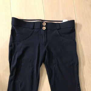 Freddy tights strl XS - Ett par Freddy Tights i Strl XS. Använda Max 3 gånger super fint skick. Säljer dem just för att dem aldrig används