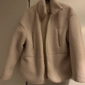 Fluffig jacka HM - Fluffig varm jacka från hm. Använd dock i fint skick. 