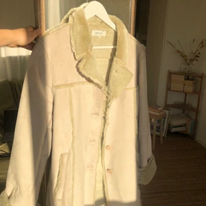 PERFEKTA VINTERKAPPAN - Mysig och varm (!!) kappa i superfint skick! 💛 Syntetisk mocka och päls! 💛 (knapparna sitter lite löst men lätt att sy fast)