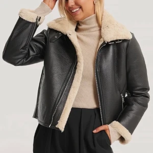 Jacka - Säljer nu denna super fina jacka. Den är från Nakd och ny priset är 999kr. Den är i jättebra skick. Skriv för mer info. Kan både mötas och frakta❤️