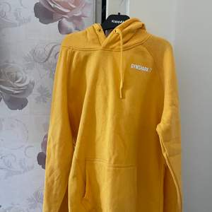 En gymshark hoodie i storlek M. Extremt fin färg men har tyvärr aldrig kommit till användning 🥲