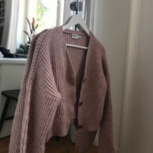 Stickad tröja ⭐️ NAKD - Säljer en jättemysig stickad tröja ifrån NA-KD, nypris 450 kr , storlek XS (passar från XS-M skulle jag säga) 💕 JÄTTEBRA skick och är inte stickig alls!! 