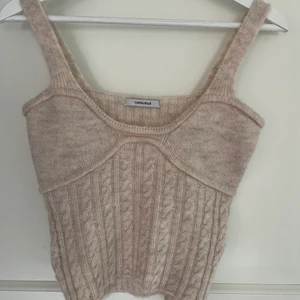 Stickad topp - Beige stickad topp från chiquelle. Storlek one size men passar xs-m perfekt. Använd någon gång bara. Frakt kostar 66kr💞💘