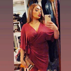 M 40 - Köpte från Lindex använt en gång i 2 timmar och den är ganska stor att vara medium men kan ha det som eller i så fall men vill inte ha jätte luftk 