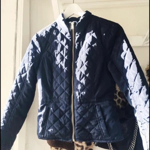 Jacka - Aldrig använd pga för stor, storlek 34. 