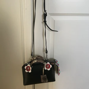Axelremsväska  - Fin väska med blomdetaljer 