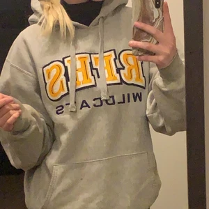 College hoodie  - Snygg college hoodie. Är i bra skick storleken är L men mer som M. Köpt på vetons retro och är andvänd fåtal gånger. Jag är 1,66