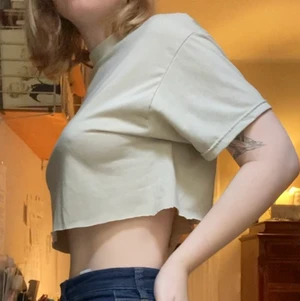 Beige avklippt T-shirt  - En beige T-shirt jag klippte av men aldrig får användning för. Vid i armarna och flowy i passform om man är small/36 i storlek. Stor i storlek men avklippt i längd. Bra skick. Vet inte vilket märke. Skriv vid frågor! 