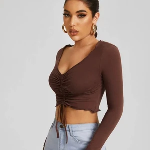 Brun topp - Säljer denna bruna topp som är från shein, använd endast 3 ggr som Max! Den har snören som man kan dra i och göra tajtare. Nypris på denna topp är 120kr men säljer för 85kr