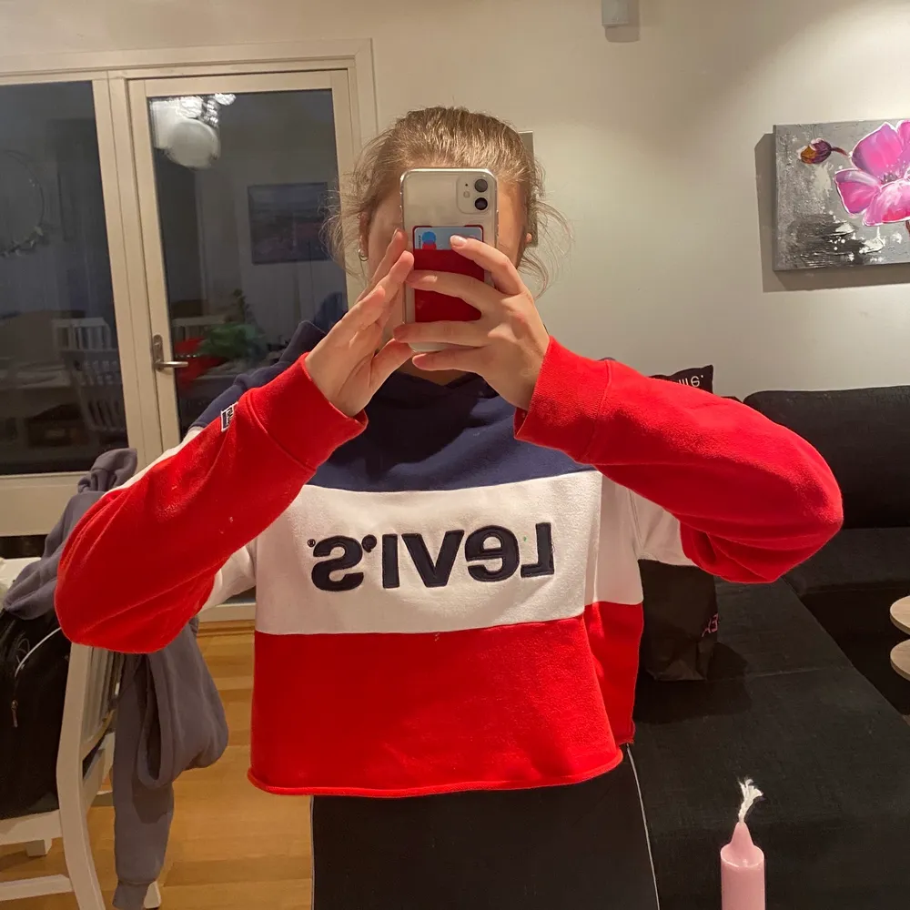 En så fin croppad oversized hoodie från Levis. Snöret är utdraget då jag föredrar utan och tyvärr borttappat. . Tröjor & Koftor.