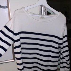 Randig tröja - En jättefin randig stickad tröja köpt på second hand. Skicket är super bra, ser inte använd ut. Det står att det är storlek l men jag skulle säga att det är storlek s/m 💕💕