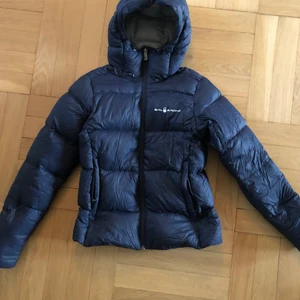 Vinterjacka - Säljer en marinblå jacka i märket sail racing. Använt under en vinter men är för liten nu. Färgen är mörkare och svartare i verkligenhetern. Köparen står för frakten och pris kan alltid diskuteras😊 HÖSTA BUD: 750 kr