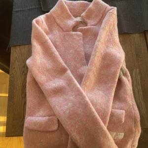 Odd Molly kofta storlek 1 - Rosa odd Molly kofta i 80% ylle och 20% nylon storlek 1 motsvarande storlek S original pris runt 1000-1500kr