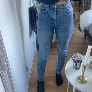 Mom jeans - Säljer mina blå mom jeans från pieces då dem är lite för små för mig💙Storlek S, står ej för postens slarv.