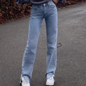 Oanvända jeans från venderbys, säljer då de inte passade min kroppsform 💙 (första bilden är från venderbys instagram) köpta för ca 650kr (över 700 med frakt och allt från Danmark). Sitter som storlek 34/36