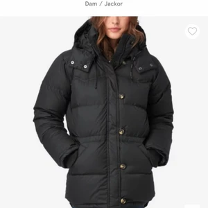 Boomerang jacka i storlek M  - Boomerang jacka i modell alextra säljes i nyskick. Med fusk pälskrage som kostar 500 kr extra ny. Jackan är i storlek medium & är i nyskick , inköpt vintern 2019 , kvitto finns från Åhléns.    Kan skicka bilder vid efterfrågan !  Endast seriöst intresse 