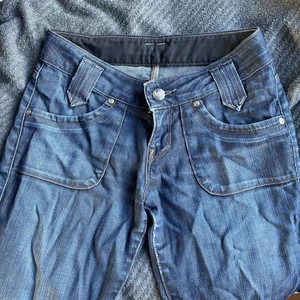 Lowrise lee jeans - Riktigt söta lowrise lee jeans. Så sjukt fina och sitter perfekt på. Säljer pga jag har för många jeans