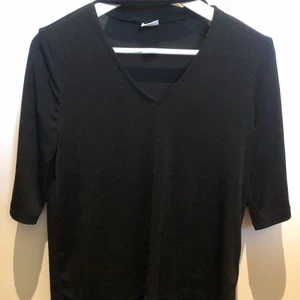 Topp från Gina Tricot - Snygg glansig topp från Gina Tricot, storlek S. Nyskick. Köparen står för frakten.