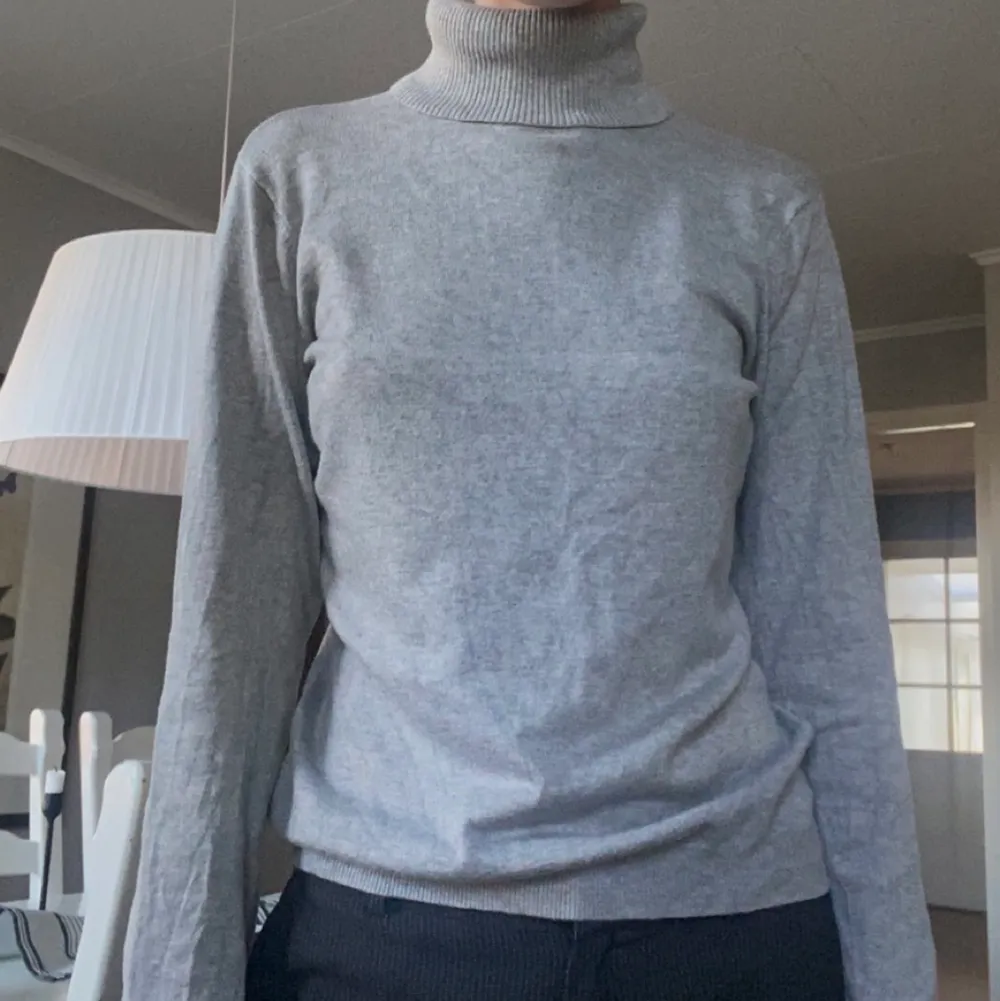 Grå turtleneck från vero moda. Storlek L men passar även mig som vanligtvis har S.. Tröjor & Koftor.