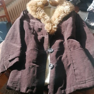 Manchester kappa retro - Som bilden visar en mycke retro fin varm fodrad kappa i manchester tyg märke E. H ST 38 VID intresse kan flera  bilder skickas färg brun bälte i ryggen knappar framtill guldfärgade. 