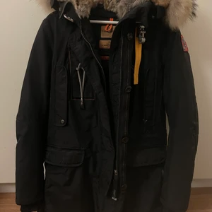 Parajumper Kodiak dam  - Säljer denna Parajumper modellen kodiak dam storlek M. Köpt från Johnells. Kvitto och låda finns kvar. Fint skick endast använd en vinter. Vid snabb affär kan pris diskuteras. Nypris 10.000 kr. Fler bilder kan skickas vid intresse!
