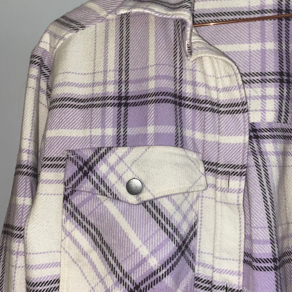Lila skjortjacka från GinaTricot i storlek XS. Nypris är 399kr, köptes i somras. Använt den 2 gånger, inget fel på den alls. . Jackor.