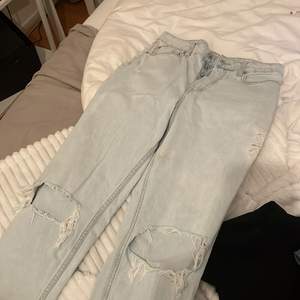 Snygga ljusblåa jeans från hm väldigt bra skick!! Knappt använda 💓💓