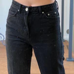 Mom jeans - Säljer dessa svarta mom-Jeans från Gina! Har tyvärr blivit lite för små för mig, men är i bra skick💕