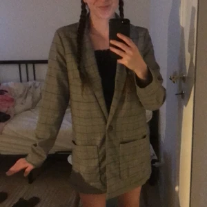 oversize kavaj - Snygg oversize rutig kavaj, strl S från H&M, knappt använd! ☺️