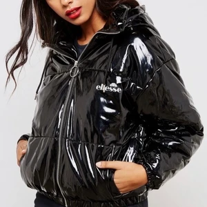 Ellesse lack jacka  - Ny pris 1 200. Säljer denna då den inte kommer till användning. Jätte varm och skön vinterjacka. Ser som ny ut då jag inte använt den så jätte mycket.