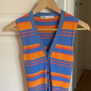 Zara topp - En sjukt snygg topp från zara som är helst slutsåld! I topp skick,  köp direkt för 200kr 💕 skriv gärna privat om du är intresserad av att köpa.