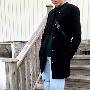 Svart kappa  - Fin liten svart kappa!!! Storlek 36, inget fel på den 🧡 (ja på bilden är 1,70)