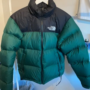 North Face puffer jacket - Säljer nu min superschyssta vinterjacka från The North Face då den är för liten för mig. Jackan är i storlek S i herr. Nypris på jackan är runt 3000kr och jag säljer den för 1200kr. Köparen står för eventuell frakt.