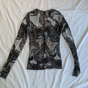 Spetströja🥰 - Jättesöt spetströja som är genomskinlig från Monki💕 Den sitter tajt och är ganska lång💫