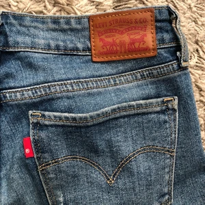 712 Vintage Levi’s Jeans - 712 slim, raka i modellen, midrise. 