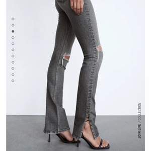 Gråa jeans med slits på sidorna, och med hål. Säljer dem pga dem är för långa för mig och kommer ej i användning. (Dem är även klippta) MED FRAKT BLIR DET 280kr