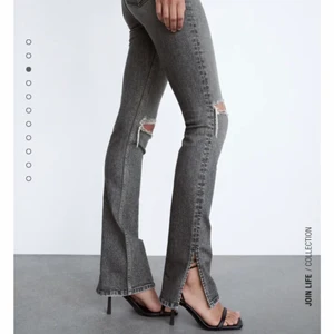 Zara jeans med slits, strl 38 - Gråa jeans med slits på sidorna, och med hål. Säljer dem pga dem är för långa för mig och kommer ej i användning. (Dem är även klippta) MED FRAKT BLIR DET 280kr