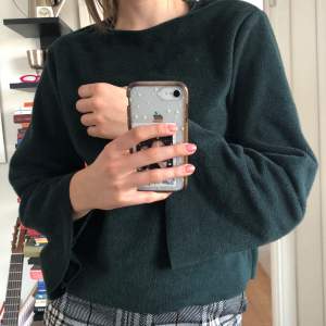 Mörkgrön tröja i fleecematerial från Zara. Säljes pga lite för kort i armarna (jag är 179cm).