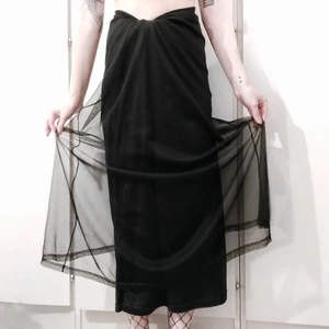 Svart Långkjol 🖤 - Skitsnygg helsvart långkjol. Den har ett täckande lager svart tyg och sedan ett semitransparent lager tyg över.  Jättefint skick! Storleken är S men den är väldigt stor i storleken, mer som en stor M eller L. Jag har den knuten på bilden för annars tappar jag den helt, och jag har ca 38/M i byxor och kjolar.. Jag tar gärna mått om så önskas! 80kr