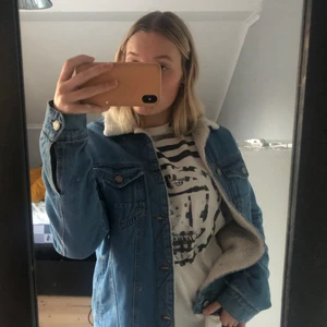Fodrad jeansjacka  - Fodrad jeansjacka perfekt till hösten, aldrig använd. Köparen står för eventuell frakt. 🌸