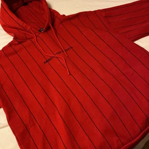 Tröja  - Säljer denna coola tröja, inga defekter eller liknande då jag använt den bara en gång. 