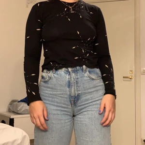 Söt topp - Super söt topp som är lite 80- tal vibe. Säljer då den inte riktigt kommer till användning💕