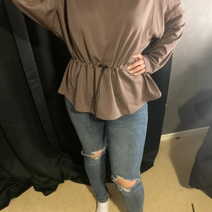 Tröja  - En fin och enkel tröja, som du ser på bilden kan man dra åt vid midian för att forma sin kropp, helt oanvänd, modellen på bilden bär alltid storlek M men tröjan passar perfekt fastän storleken på tröjan är XL