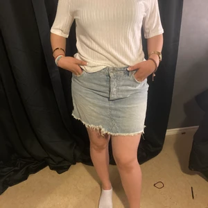 Jeans kjol samt vit topp - Säljer mode min jeans kjol och vita toppen, kan absolut säljas separat behövs inte köpa båda, modellen på bilden är storlek M men kläderna passar ändå bra fast jeans kjolen är i storlek 42, och den vita toppen är i storlek XL. Helt oanvända, kjolen kostar 100kr och toppen kostar 60kr