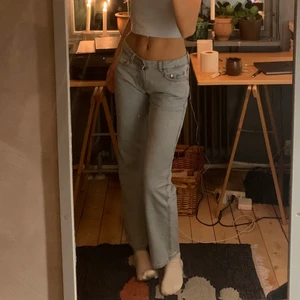Helt nya lågmidjade jeans från Weekday - Helt oanvända lågmidjade jeans med raka ben💞Det satt lite för små för mig så säljer dom eftersom att det inte gick att skicka tbx dom. Det är bara att skriva om du är intresserad eller har frågor💞 Lappar kvar från affären. Säljer för 450 kronor inklusive frakt inom Sverige. 
