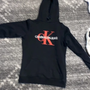 Calvinklein jeans hoodie storlek s - Calvinklein hoodie bra kvalitet. Pris kan diskuteras.