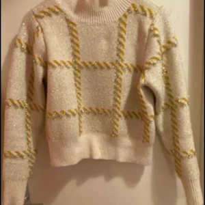 Stickad tröja - Stickad tröja från Vila i storlek S. Använd 2-3 gånger. Varm och mysig att ha nu på hösten och till vintern. Katt finns i hemmet. Kan mötas upp i Östersund. Kan skickas, köpare står för frakten.