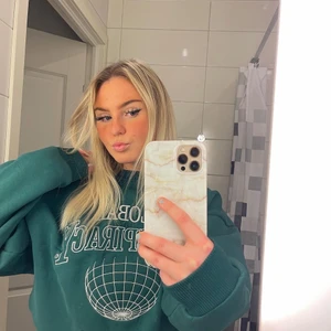 Grön sweatshirt 💚 - Helt ny, endast testat! Säljer pågrund av för liten storlek , skulle rekomendera till er som har både XS och S !! Ordinarie pris - 500 