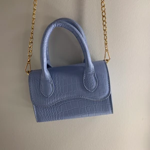 Blå liten väska - Jätte fin och gullig liten väska🙈💙 aldrig använt jätte fint skick helt som ny älskaaar😩😍 pris kan diskuteras vid snabb affär!